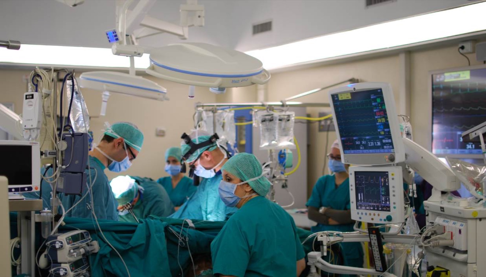 Cardiac surgical procedure in an operating room